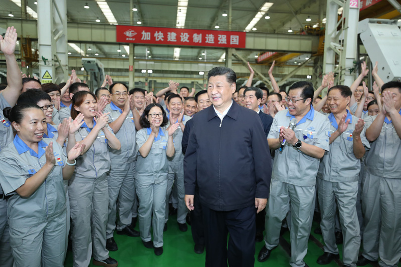 9月16日至18日，中共中央總書記、國家主席、中央軍委主席習近平在河南考察。這是17日下午，習近平在鄭州煤礦機械集團股份有限公司總裝車間同工人們親切交流，鼓勵他們加強自主創(chuàng)新，爭創(chuàng)發(fā)展戰(zhàn)略優(yōu)勢。新華社記者 鞠鵬 攝
