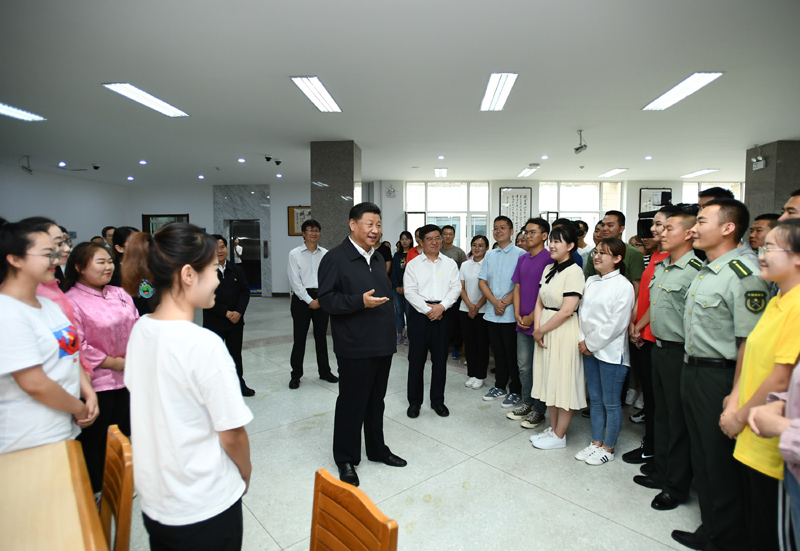 7月15日至16日，中共中央總書記、國(guó)家主席、中央軍委主席習(xí)近平在內(nèi)蒙古考察并指導(dǎo)開展“不忘初心、牢記使命”主題教育。這是16日上午，習(xí)近平在內(nèi)蒙古大學(xué)圖書館同學(xué)生們親切交談，勉勵(lì)他們志存高遠(yuǎn)、腳踏實(shí)地、發(fā)奮圖強(qiáng)。